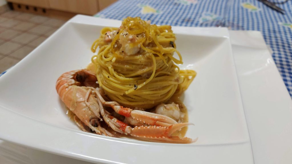 Chitarrine scampi e zeste limone piatto vista frontale