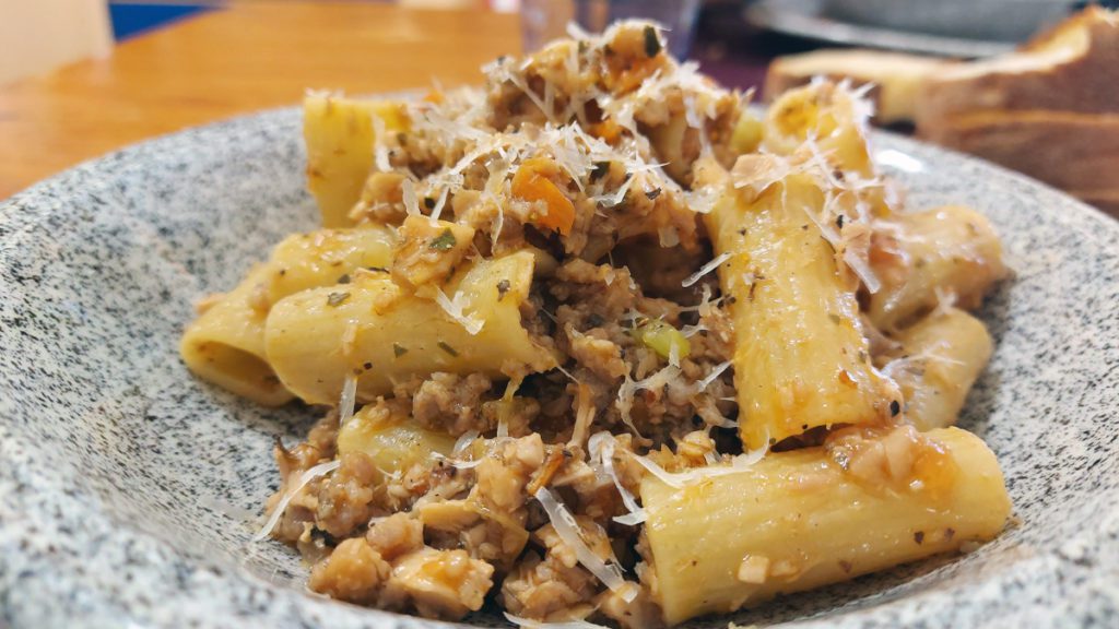 Piatto di rigatoni al ragù di coniglio