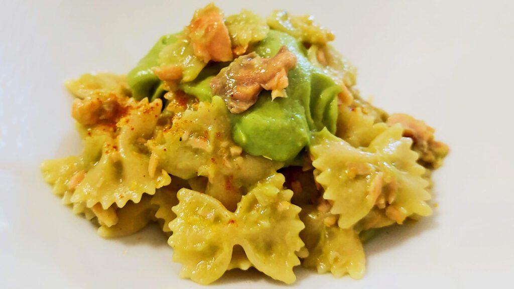 farfalle salmone e crema avocado